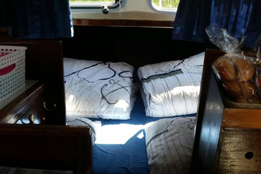 Boat Allemansfreon - Kamperen Op Het Water - Niet Om Mee Te Varen - Read Host Profile-Lees Hostprofiel Jutrijp Eksteriør bilde