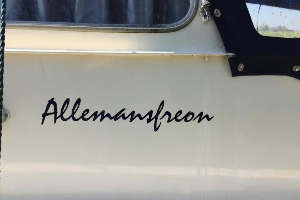 Boat Allemansfreon - Kamperen Op Het Water - Niet Om Mee Te Varen - Read Host Profile-Lees Hostprofiel Jutrijp Eksteriør bilde