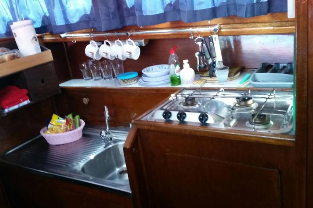 Boat Allemansfreon - Kamperen Op Het Water - Niet Om Mee Te Varen - Read Host Profile-Lees Hostprofiel Jutrijp Eksteriør bilde