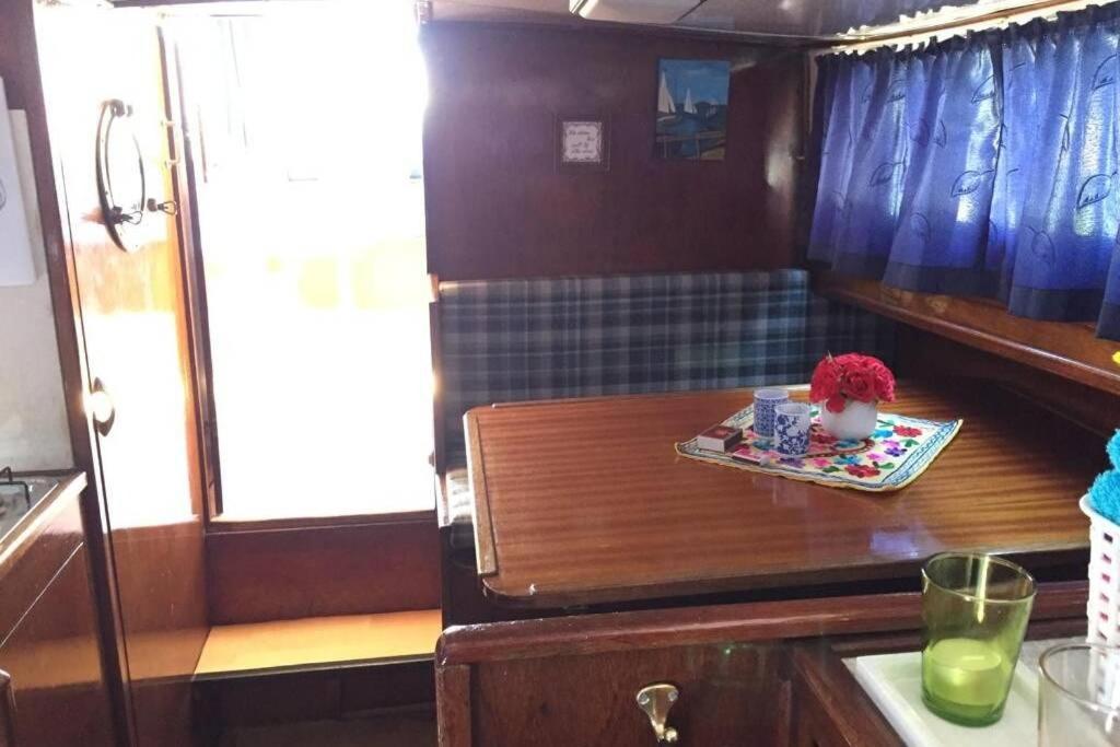 Boat Allemansfreon - Kamperen Op Het Water - Niet Om Mee Te Varen - Read Host Profile-Lees Hostprofiel Jutrijp Eksteriør bilde