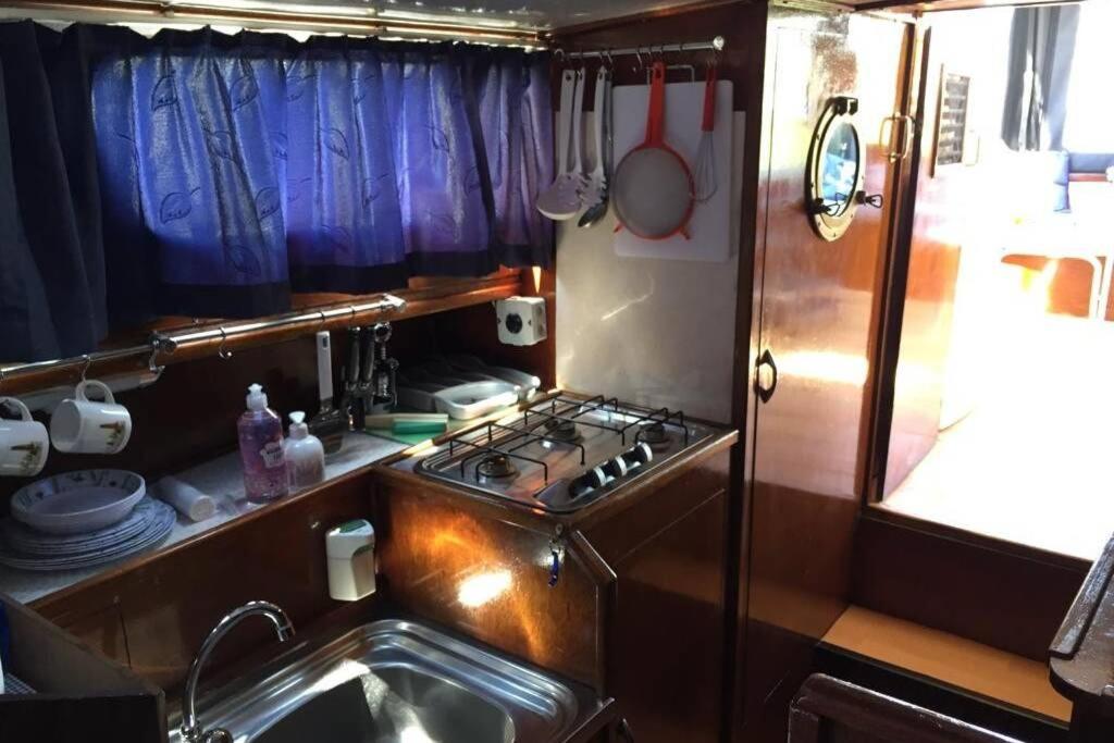 Boat Allemansfreon - Kamperen Op Het Water - Niet Om Mee Te Varen - Read Host Profile-Lees Hostprofiel Jutrijp Eksteriør bilde
