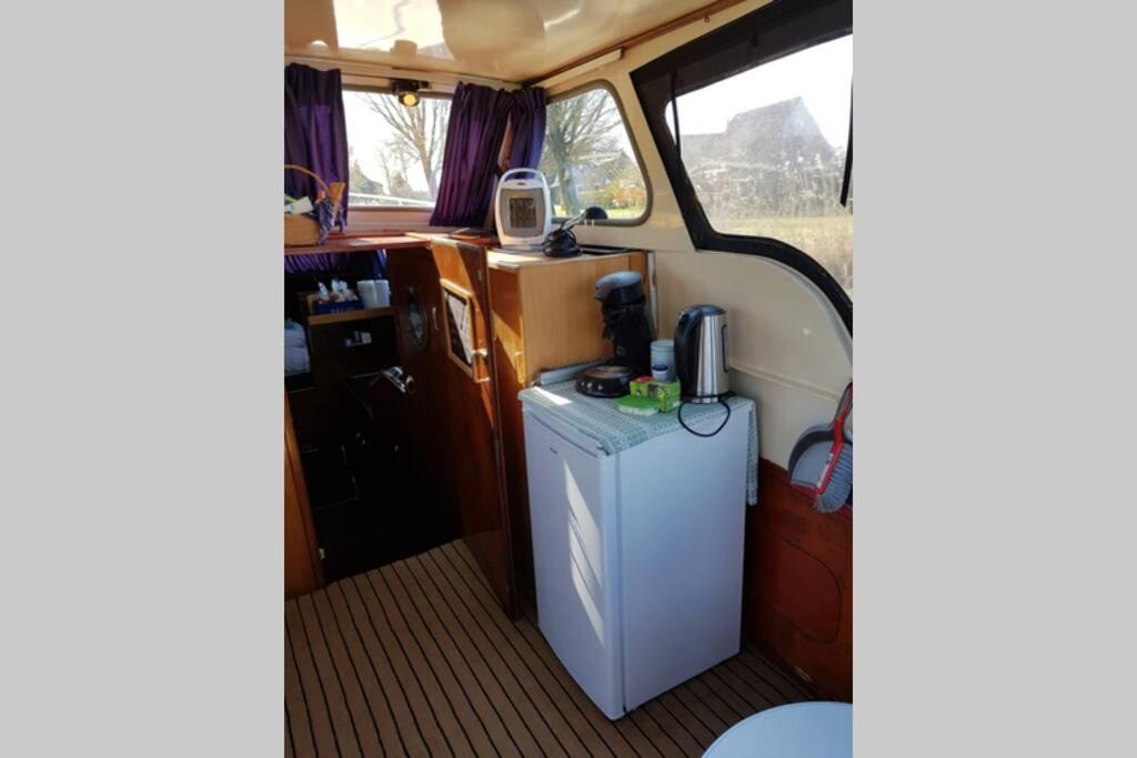 Boat Allemansfreon - Kamperen Op Het Water - Niet Om Mee Te Varen - Read Host Profile-Lees Hostprofiel Jutrijp Eksteriør bilde