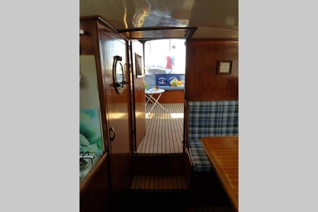 Boat Allemansfreon - Kamperen Op Het Water - Niet Om Mee Te Varen - Read Host Profile-Lees Hostprofiel Jutrijp Eksteriør bilde