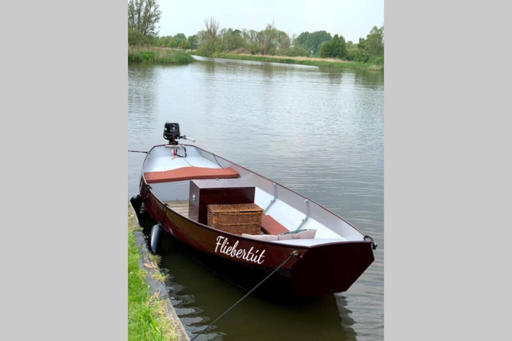 Boat Allemansfreon - Kamperen Op Het Water - Niet Om Mee Te Varen - Read Host Profile-Lees Hostprofiel Jutrijp Eksteriør bilde